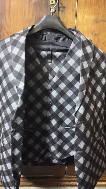 Classy 3 Piece men suit Size 42 untouched 1