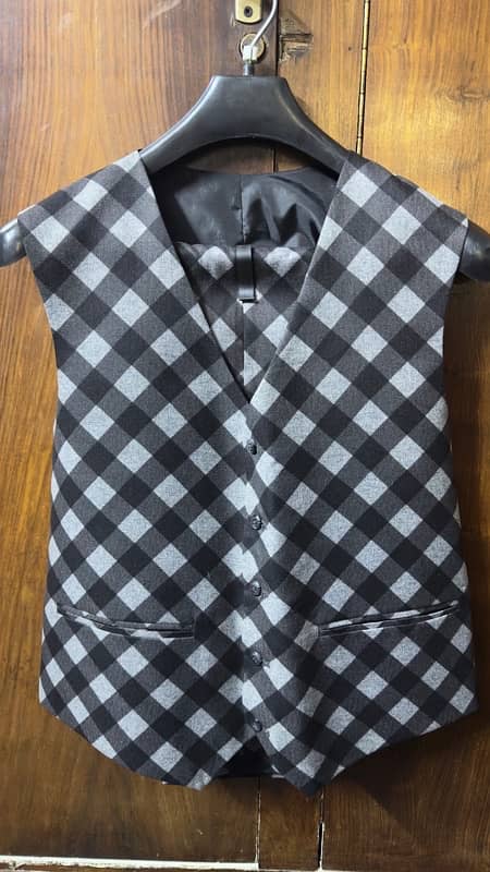 Classy 3 Piece men suit Size 42 untouched 2