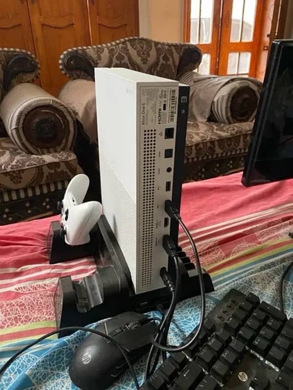 Xbox One S 1