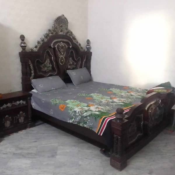 Chinyoti king size Bed and Dressing 100% pure Solid wood. Shesham 1