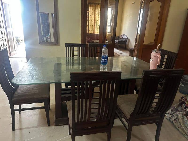 dinning table available in excellent condition 0