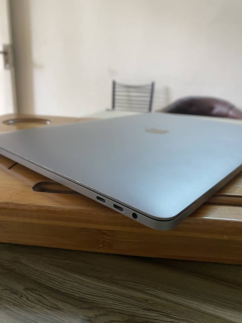 15” MacBook Pro 2016 with Touch Bar 4