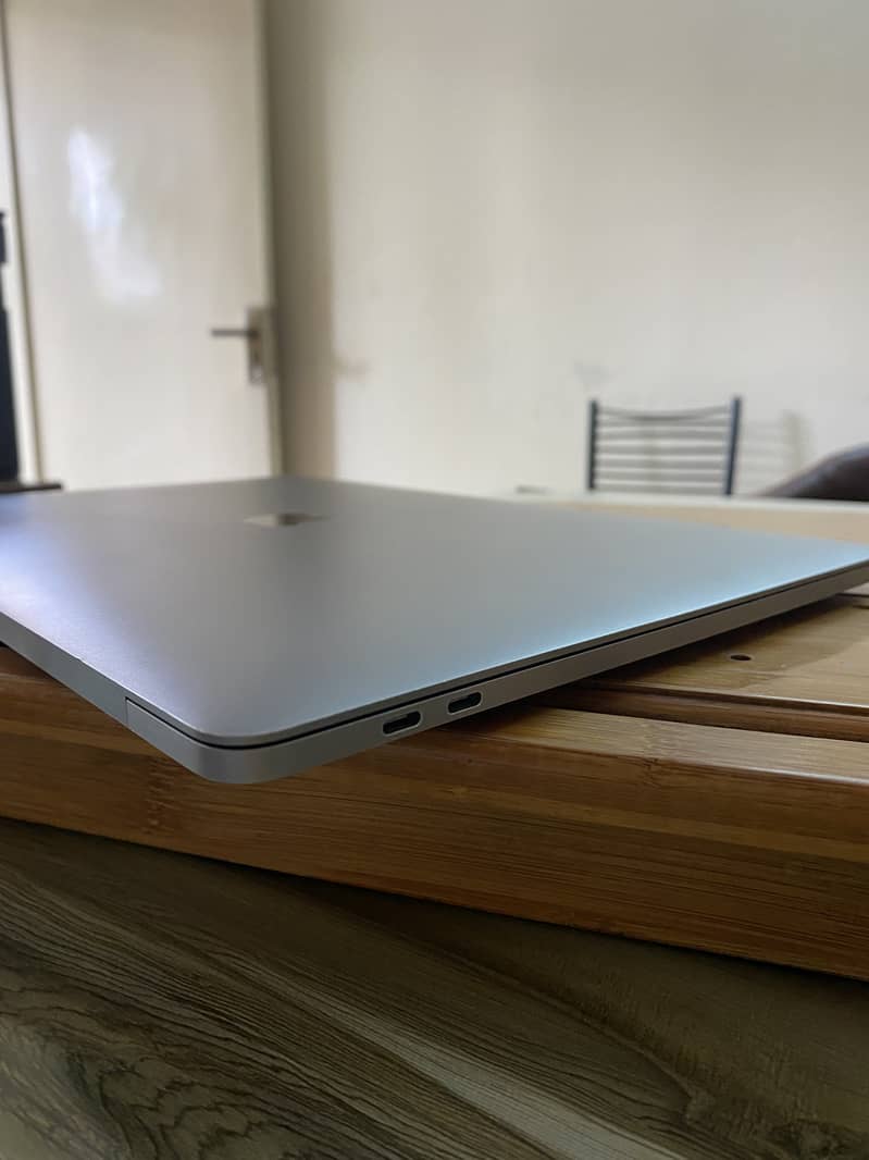 15” MacBook Pro 2016 with Touch Bar 5