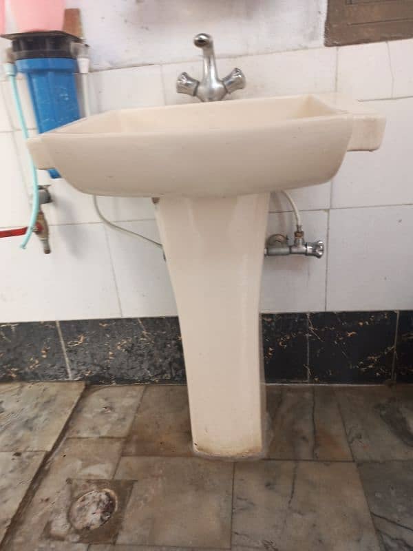 Basin with mixer. like new 2