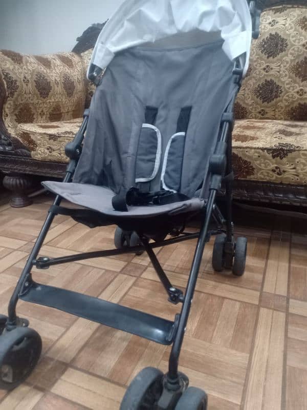 Dubai imported foldable stroller available for sale. Easy to carry. 3