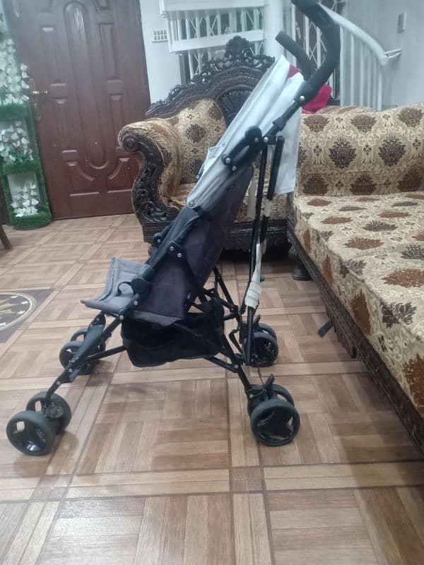 Dubai imported foldable stroller available for sale. Easy to carry. 4