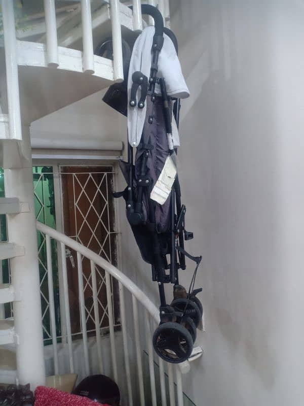 Dubai imported foldable stroller available for sale. Easy to carry. 8