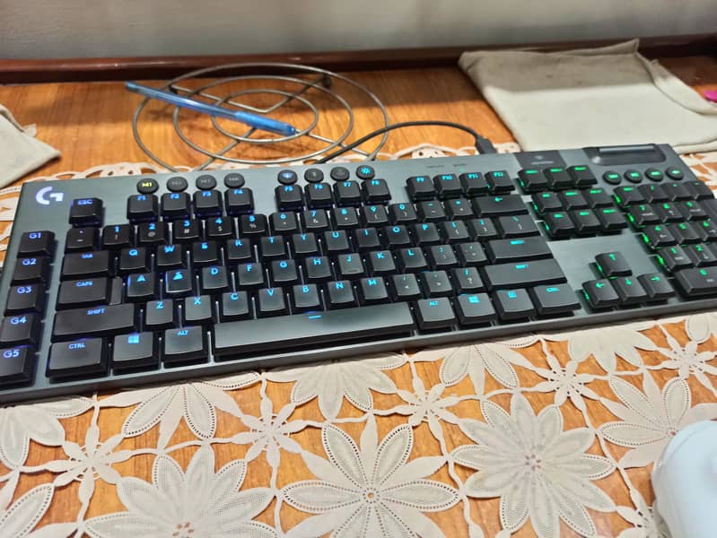 Logitech G915 Clicky Switches Low Profile Mechanical Gamming Keybaord 0