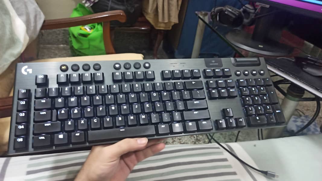 Logitech G915 Clicky Switches Low Profile Mechanical Gamming Keybaord 1