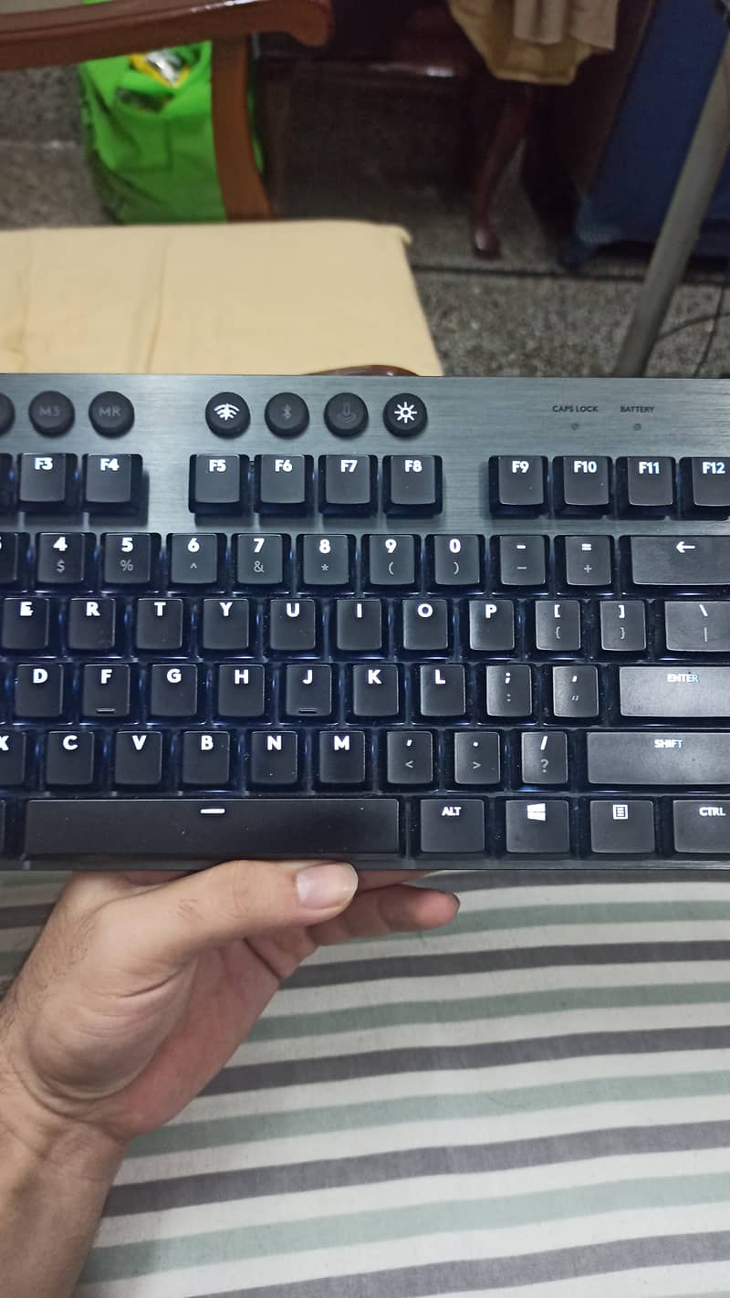 Logitech G915 Clicky Switches Low Profile Mechanical Gamming Keybaord 3