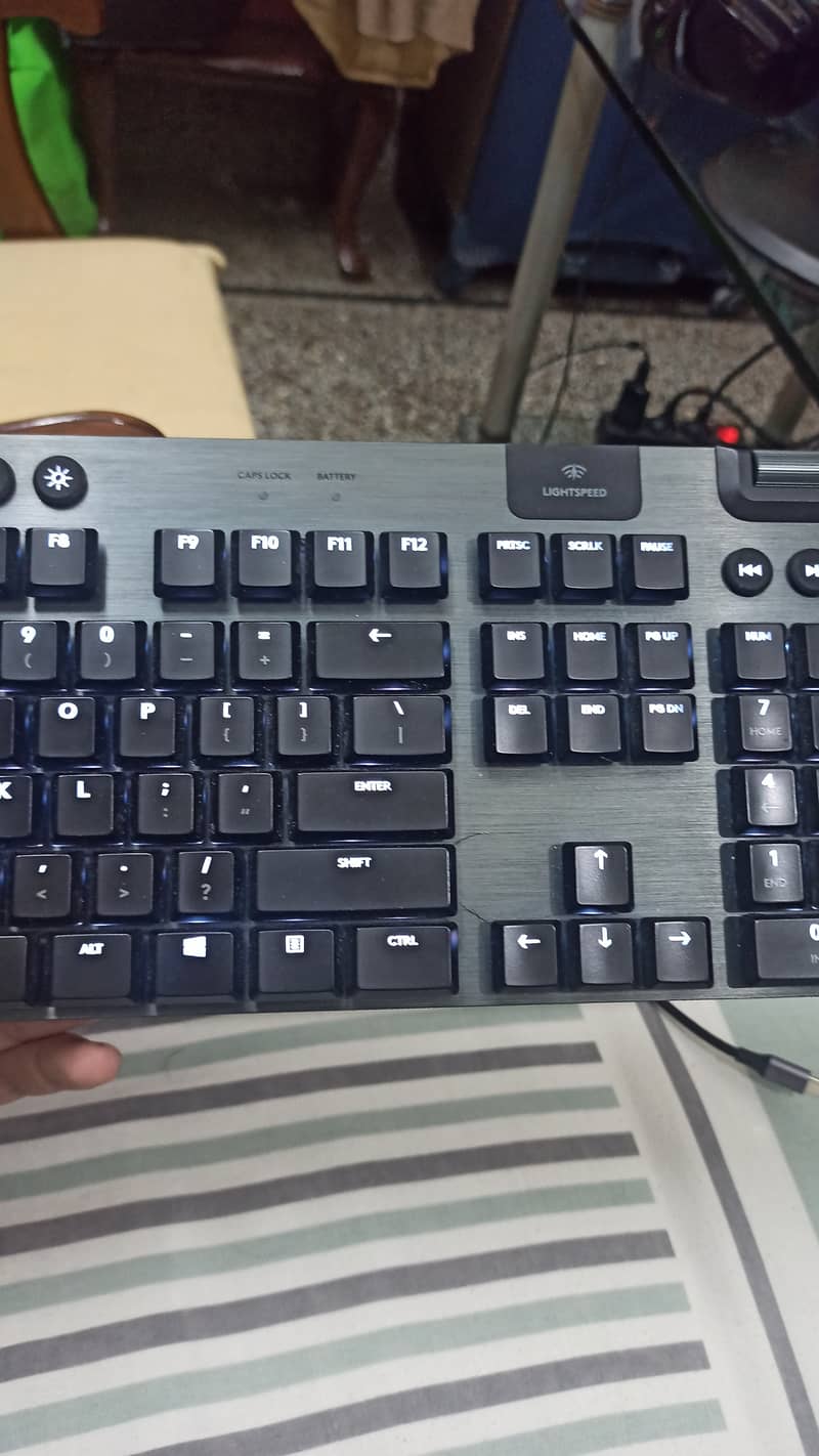 Logitech G915 Clicky Switches Low Profile Mechanical Gamming Keybaord 4