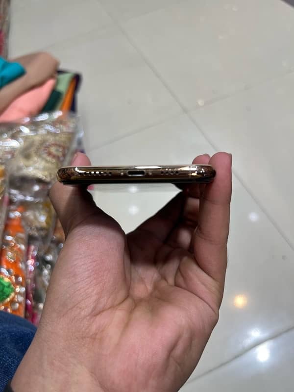 I phone xs max  dual sim pta 64gb 3