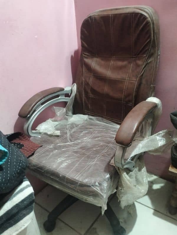 OFFICE BOSS CHAIR 1