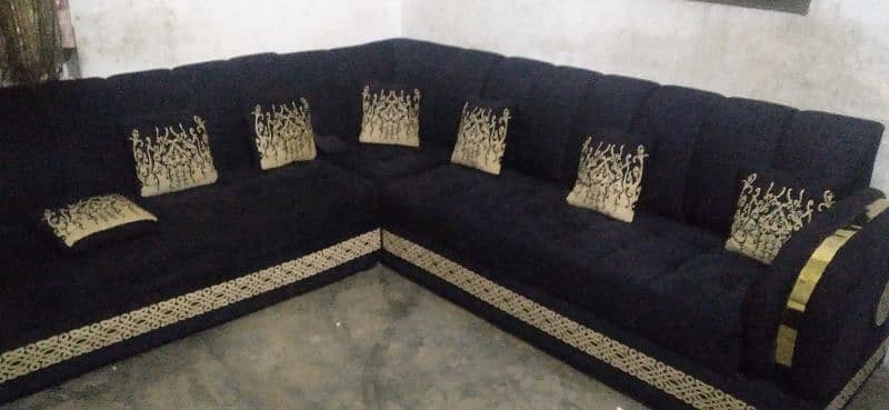 L shaped sofa  same like new only 6month use 2