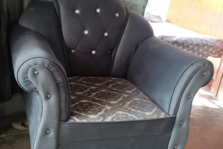 slightly used sofa set almost totally new 2