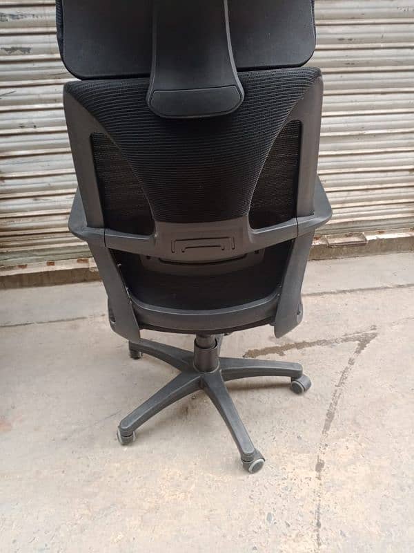 Office chairs for sale 9K pr piece. 4