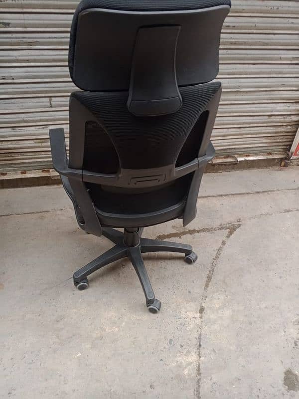 Office chairs for sale 9K pr piece. 6