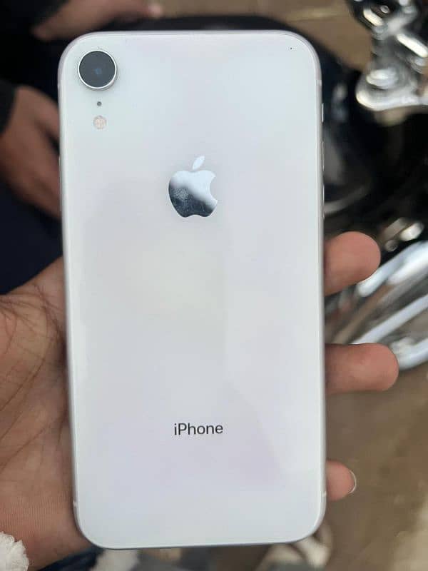 iPhone xr. 64 gb.  water pack 1