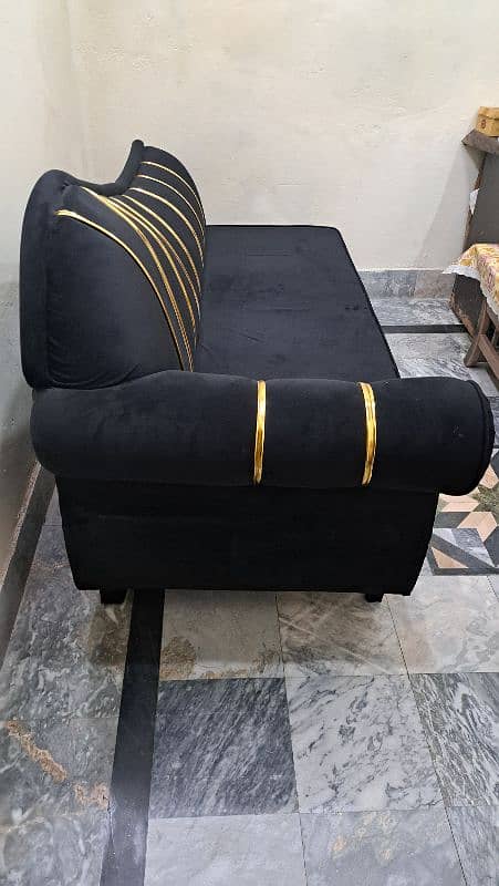 3 seater Dewan Lush Condition going cheap 2