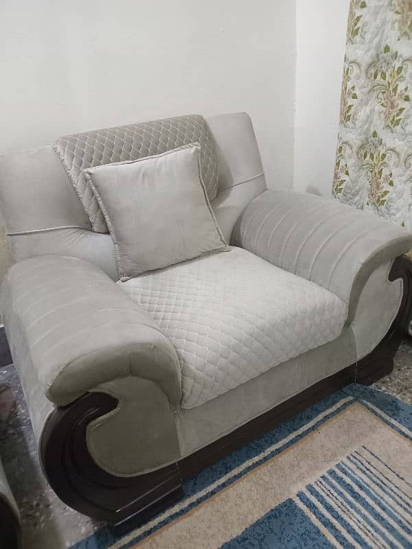 Luxurious 5-Seater Sofa with Elegant Quilted Design 1