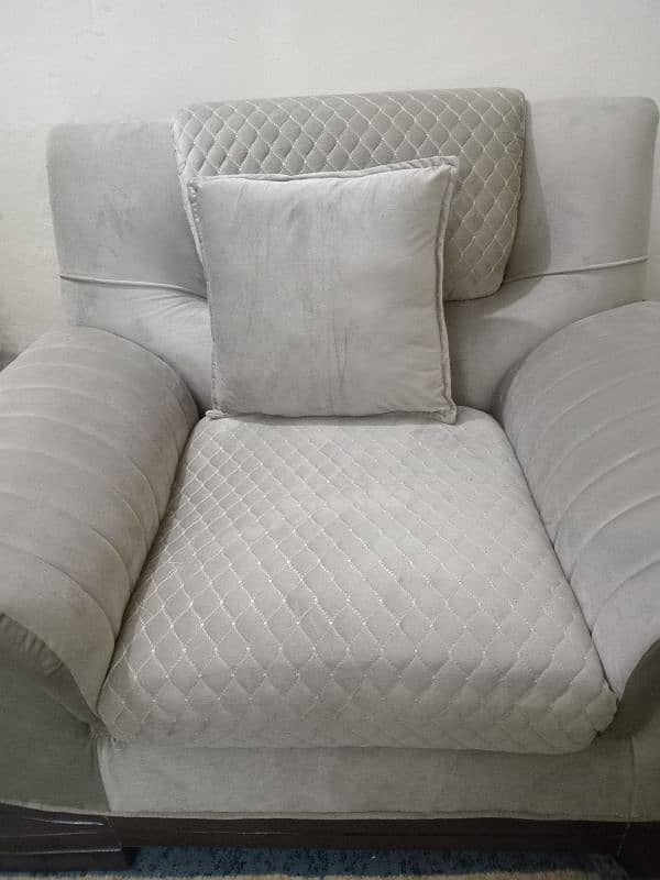 Luxurious 5-Seater Sofa with Elegant Quilted Design 2