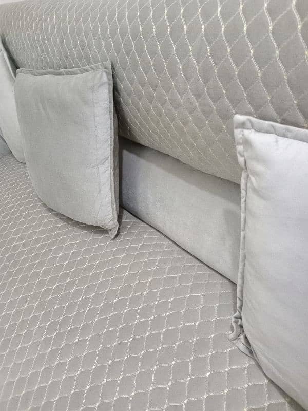 Luxurious 5-Seater Sofa with Elegant Quilted Design 4