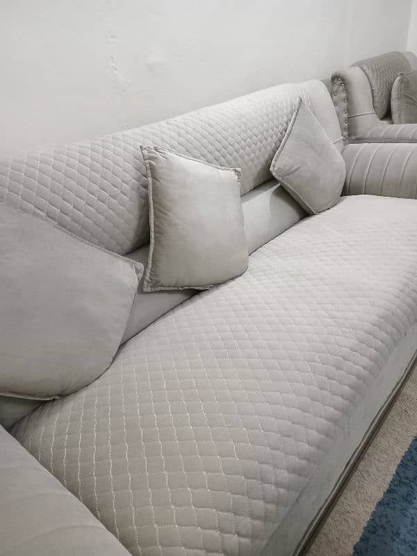 Luxurious 5-Seater Sofa with Elegant Quilted Design 7