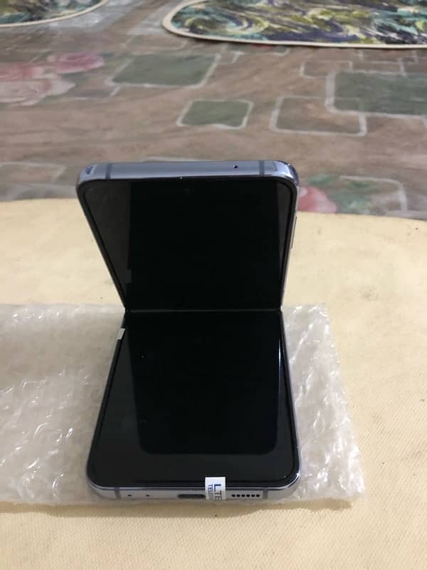 Samsung Galaxy Z Flip 4 for sale - Excellent condition new 8