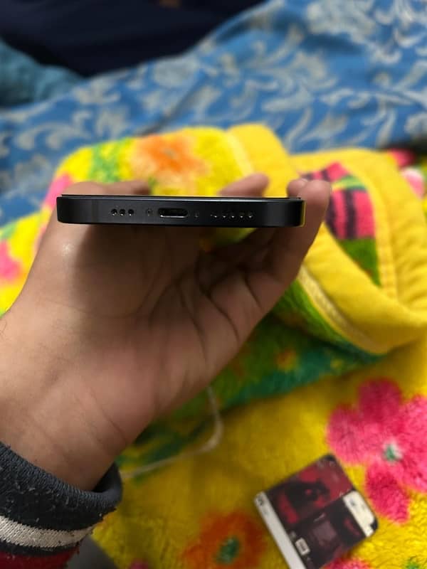 Apple IPhone 12 Black Color 3