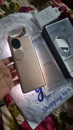 Vivo V40e  new just dabba open use b Nhi kiya sara saman hai 10/10 set