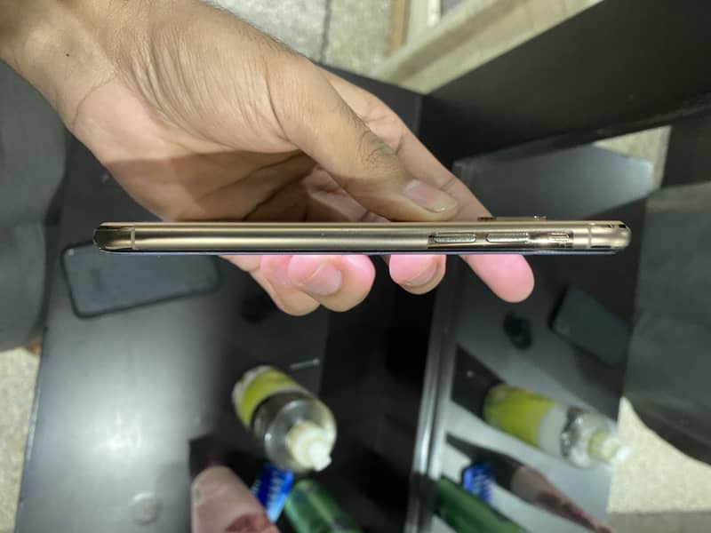 iphone xs 64 gb golden color 3