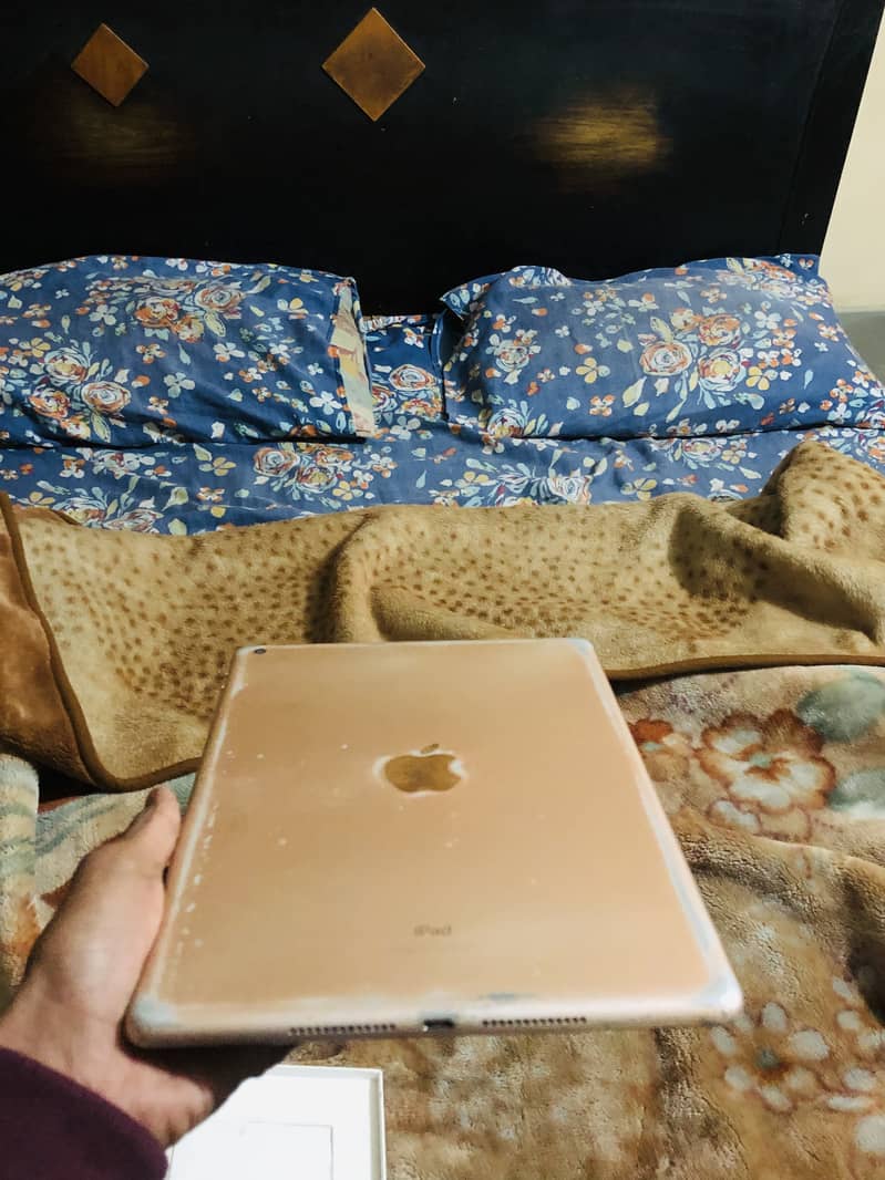 iPad 8 gen all ok no fault 32 gb orignal bus back par scratches hain 1