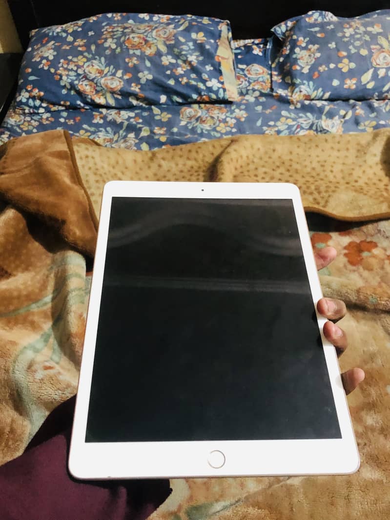 iPad 8 gen all ok no fault 32 gb orignal bus back par scratches hain 2