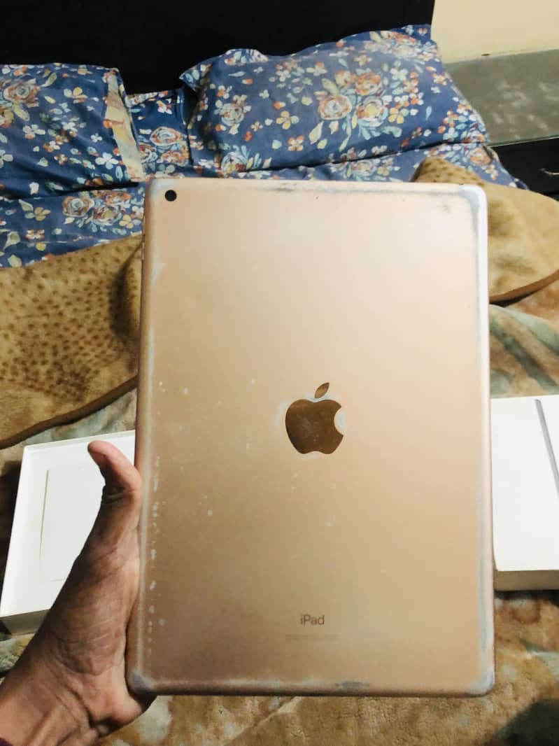 iPad 8 gen all ok no fault 32 gb orignal bus back par scratches hain 3