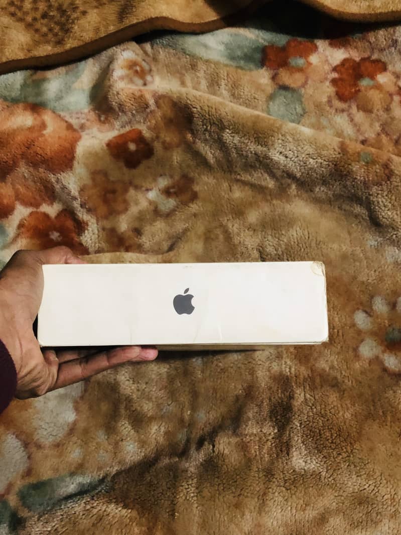 iPad 8 gen all ok no fault 32 gb orignal bus back par scratches hain 6