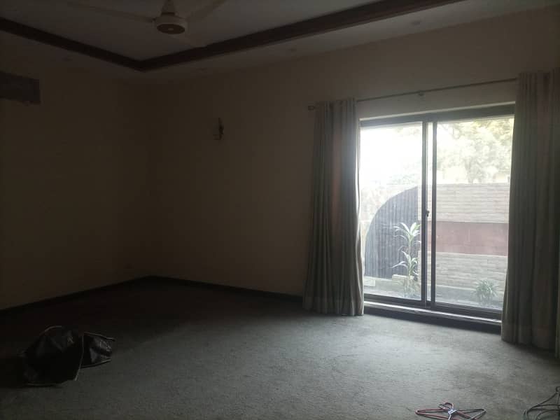 1 kanal well maintained facing park house for rent 4