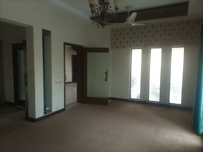 1 kanal well maintained facing park house for rent 9