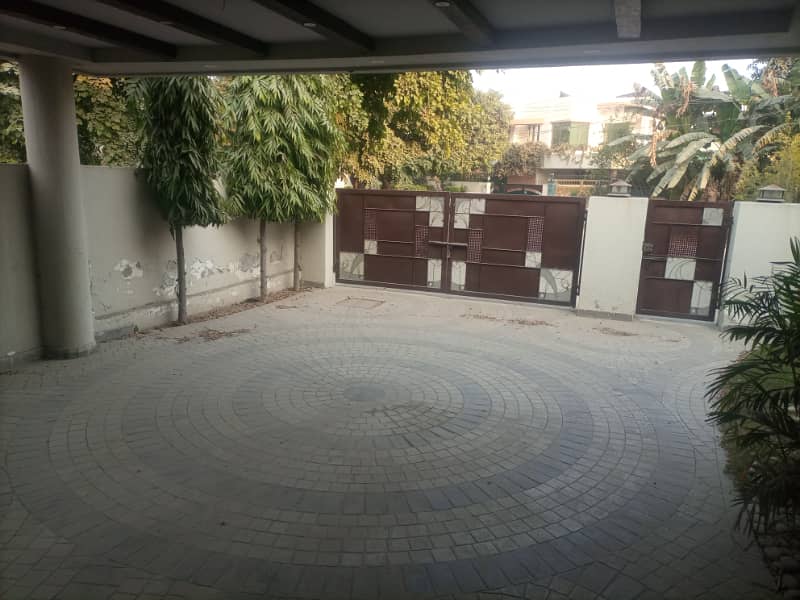 1 kanal well maintained facing park house for rent 13