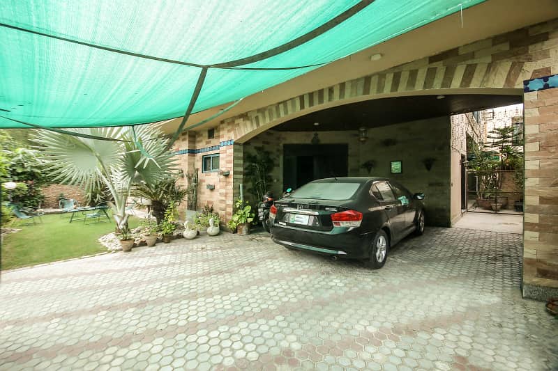 1 Kanal Very Well Maintain House For Sale In DHA PHASE 1 2