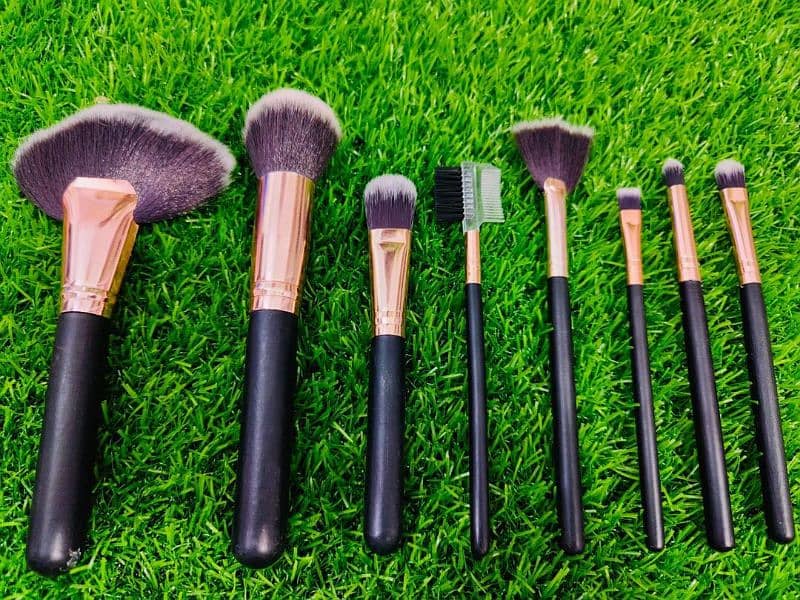 set of makeup brushes 0