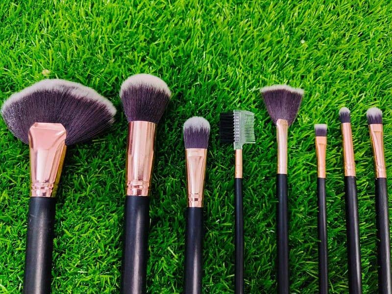 set of makeup brushes 2