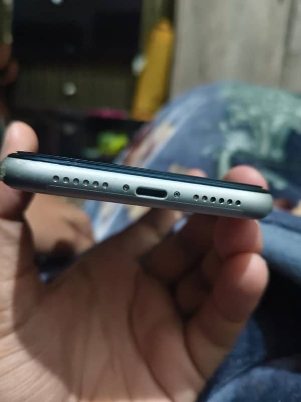 iphone 11 non factory unlock plz contact on whats app 03101462828 3