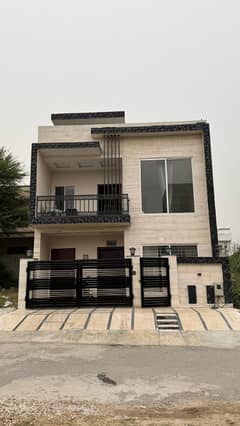 House available for daily weekly and monthly basis.