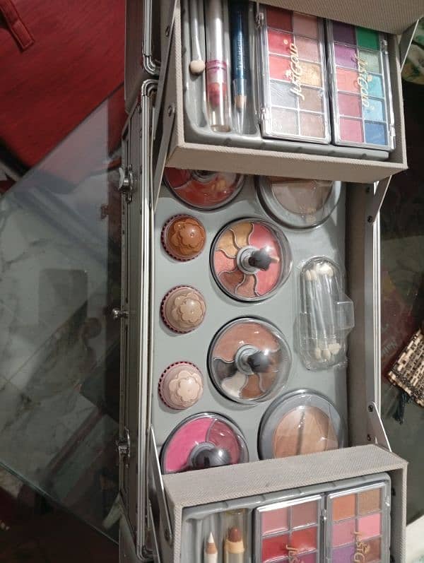 beauty box Dubai base 2