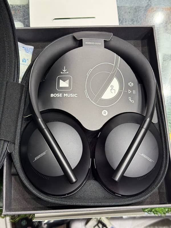 Bose Noise Cancellation Headphones 700 1