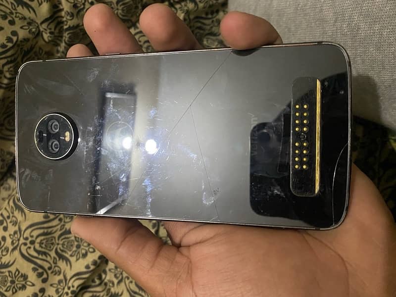 Selling my moto Z3 for parts. 1