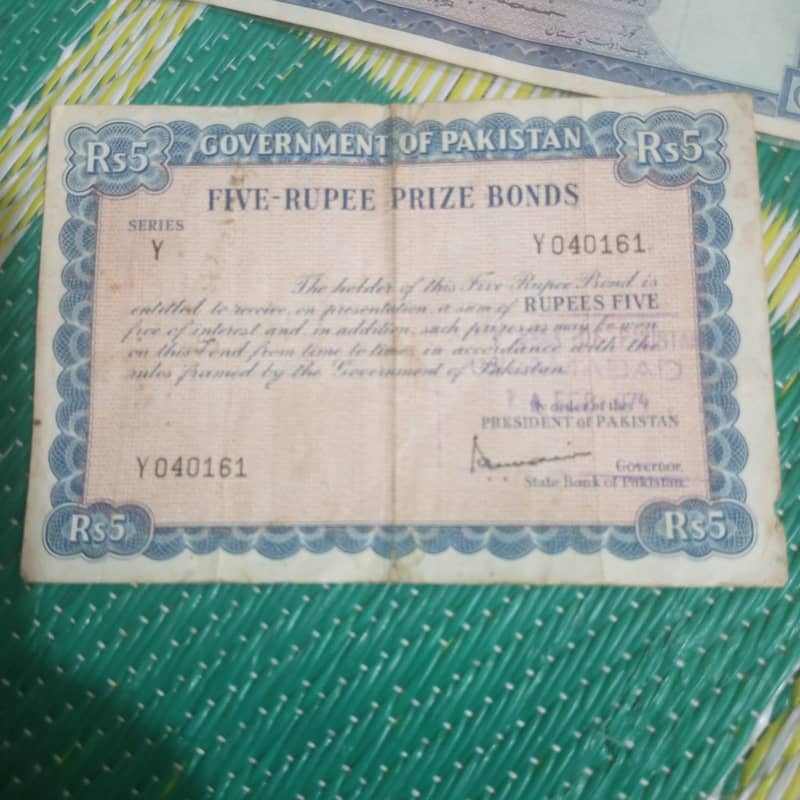 Pakistan old 3 note and 1 prize bound 8