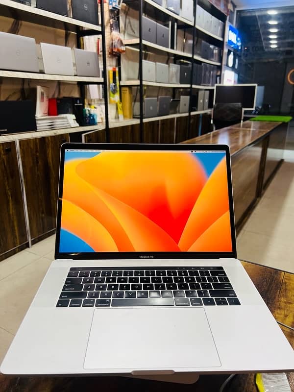 Apple MacBook pro 2017 15.6” 16/1TB 2