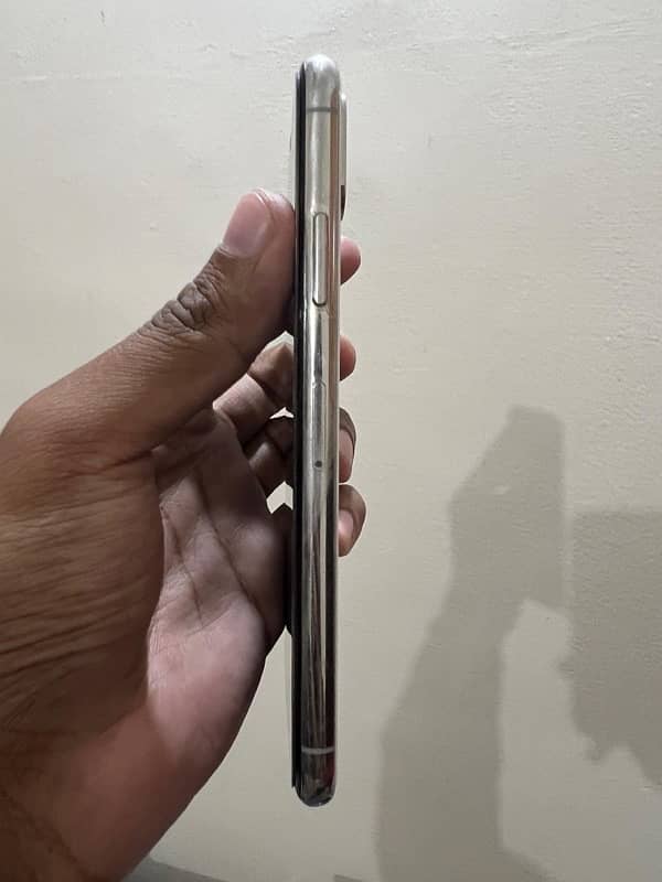 Iphone Xs, Non-Pta(FU) , 256gb variant in white color 2