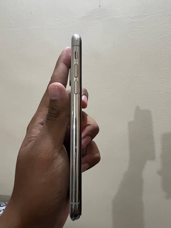 Iphone Xs, Non-Pta(FU) , 256gb variant in white color 3